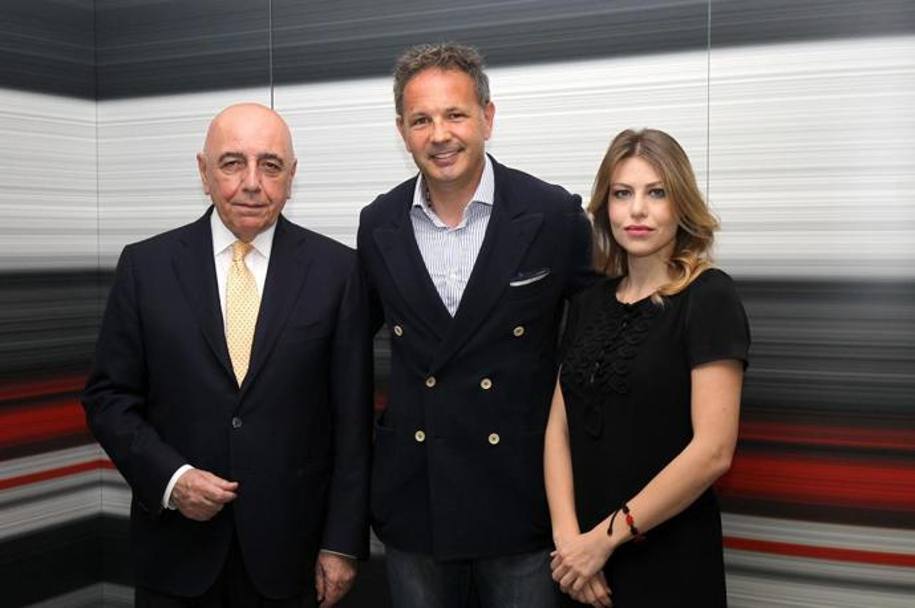 La foto con i due amministratori delegati Adriano Galliani (sx) e Barbara Berlusconi (twitter)